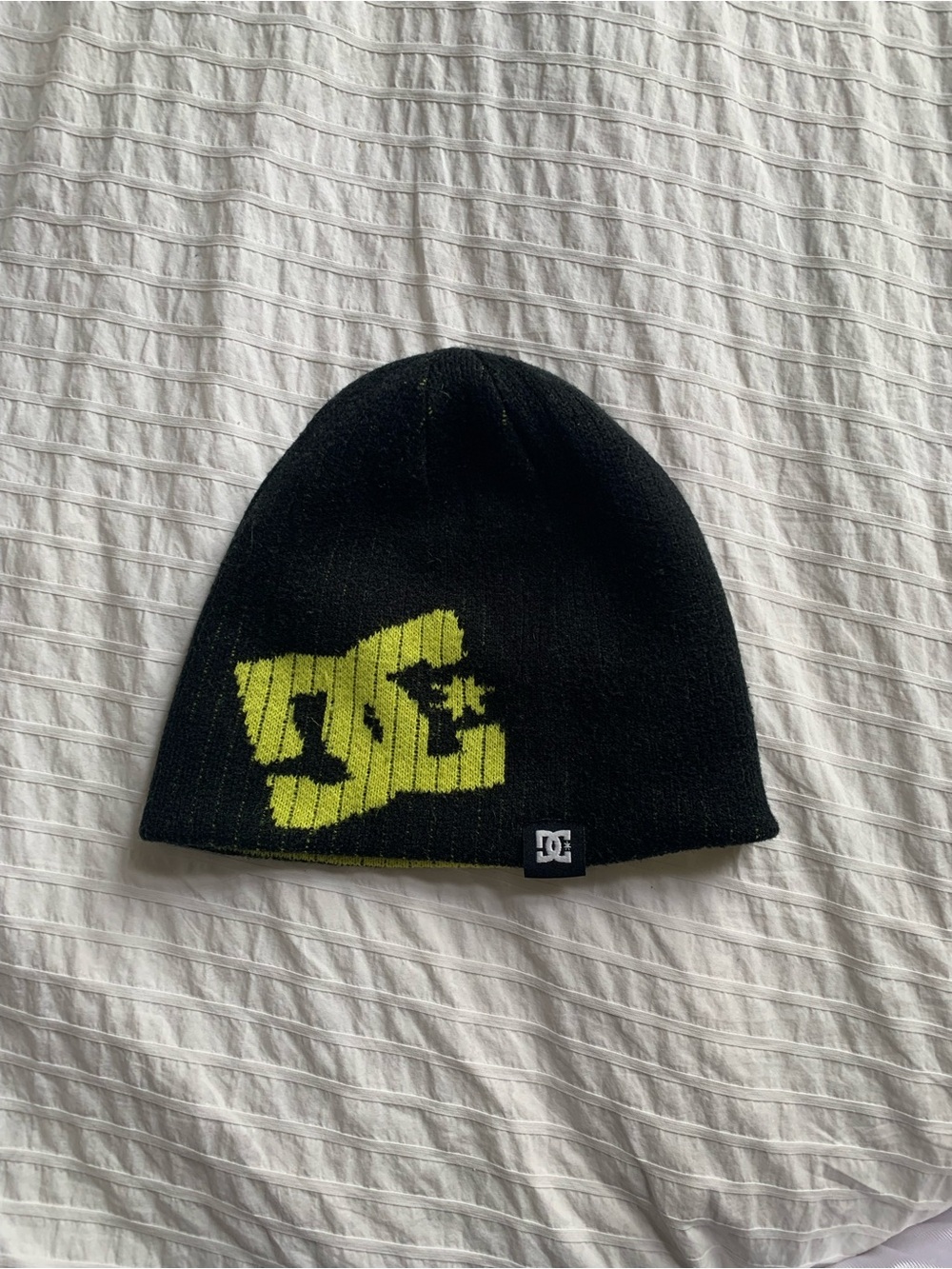 DC Shoes black and yellow beanie
